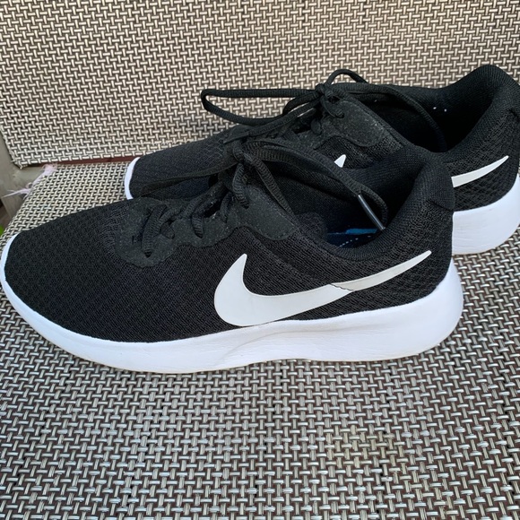 ❗️SOLD❗️Nike Tanjun Sneakers - Picture 3 of 5